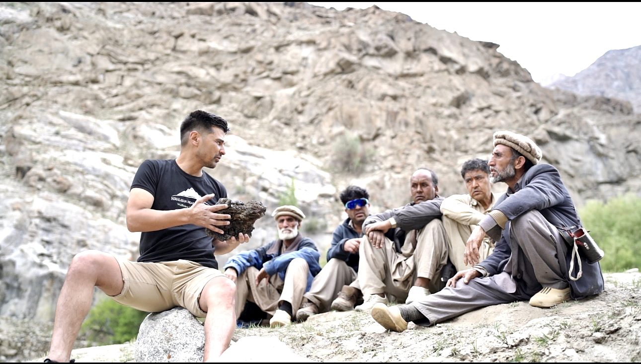 Himalayan Healing founder holding raw shilajit with local collectors in Gilgit-Baltistan